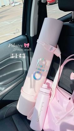 Pink Pilates Bag, Yoga Bag Aesthetic, Alo Pilates Aesthetic, Pilates Bag Aesthetic, Alo Yoga Mat Aesthetic, Alo Workout Aesthetic, Lululemon Gym Bag, Pilates Bag Essentials, Pink Wellness Aesthetic