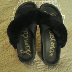 Brand New Sam Edelman Black Fur Trimmed Sandals, With Rubber Thick Platforms. Black Toe Post Slippers With Cushioned Footbed, Trendy Black Toe Post Slippers, Casual Black Toe Post Slippers, Black Toe Post Casual Slippers, Black Spring Toe Post Slippers, Black Toe Post Slippers For Spring, Black Toe Post Slippers With Textured Footbed, Trendy Black Flip Flops With Cushioned Footbed, Trendy Black Cushioned Flip Flops