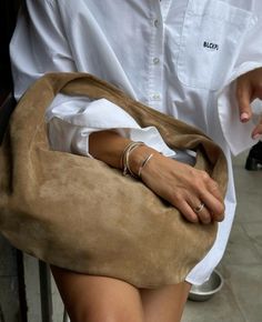 Tasker Fashion, Suede Bag Outfit, Uk Lifestyle, Fall Bags, Suede Purse, Pretty Bags, Bag Trends