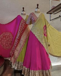 Dandiya Night Outfits For Women, Saree Chaniya Choli Style, Bandhani Lehenga Designs, Bandhani Chaniya Choli Designs, Bandini Dresses, Bandhani Dress Design Patterns, Contrast Lehenga Color Combos, Bandhej Suits Design, Bandhni Lehenga