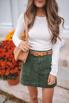 Green Skirt Outfits, Skirt Outfit Fall, Simple Fall Outfits, Stylish Fall Outfits, Skirt Outfit, Green Skirt