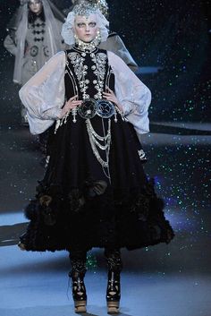 Galliano Dior, Vlada Roslyakova, Jessica Stam, Pat Mcgrath, Dior Couture, Russian Fashion, John Galliano, Fashion Show Collection, Fantasy Fashion