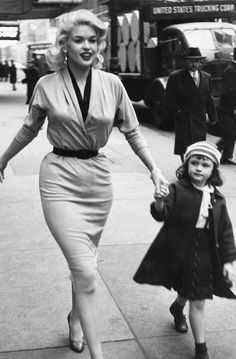 Nothing says, "Old Hollywood" like Jayne Mansfield's 50's style. // #streetstyle #fashion #style Hollywood Golden Era, Hollywood Vintage, Look Retro, Old Hollywood Glamour