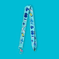 This adorable lanyard is perfect for attaching your keys to, for badges at events, and so much more! Measuring at 900mm x 20mm, it’s printed on both sides! 🦈 Diver, Both Sides, Lanyard