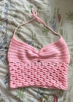 Link to pattern included! How To Crochet A Halter Top, Crochet Tops Summer, Crochet Top Aesthetic, Preppy Crochet, Pink Crochet Top, Crochet Halter Top Pattern, Halter Top Pattern, Confection Au Crochet, It Is Written