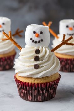 These adorable snowman cupcakes are as delicious as they are fun to make. Vanilla cupcakes are topped with fluffy frosting and decorated with marshmallow snowmen, complete with pretzel arms and chocolate details. They’re the perfect project to do with kids or for adding a playful touch to your dessert table. Easy to customize and irresistibly cute!  #SnowmanCupcakes #HolidayDesserts #CupcakeIdeas #WinterBaking Gluten Free Christmas Desserts, Homemade Buttercream Frosting, Winter Baking, Snowman Cupcakes, Marshmallow Snowman, Christmas Desserts Easy, Christmas Recipes Easy, Holiday Cupcakes