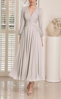 Mother Of The Bride Dresses Winter, Mother Of The Bride Suits, Mob Dresses, Boutique Dress Designs, Casual Wedding Dress, Dressy Dresses, Vintage Inspired Dresses, Kinds Of Clothes, Modest Fashion Outfits