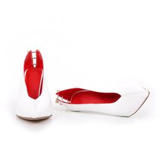 Description:This all-white shoe is the one that suits the taste of those picky wearers. Curated into the most fashionable and innovative design. this pair is silhouetted with a much higher sides and subtle pointed toe that leaves a distinguished modern touch. Set atop a 4.73-inch spindly heel. the metal hardware accents at the back heel add up to the style. making this pair an absolutely must-have in your wardrobe. Keep the rest simple and pair yours with a fit-and-flare mini dress for a modern. chic. feminine style.Heel height: 12 CM EU US CM 35 4 22.1 36 5 22.8 37 6 23.5 38 7 24.2 39 8 24.8 40 9 25.5 41 10 26.2 42 11 26.8 43 12 27.5 All White Shoes, Lace Top Dress, White Shoe, White Chic, Long Drop Earrings, White Pumps, Flare Mini Dress, Stiletto Pumps, Silver Drop Earrings