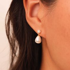 Gold Pearl Dangle Earrings, Perfect Wedding Jewelry for the Bride or the Bridesmaids. ◇ Earring measures approx.: 18mm (handmade earrings vary slightly) ◇These earrings are sold as pair. ◇These earrings will arrive in an eco-friendly jewelry paper box, making it a nice gift to give a friend or keep for yourself. ◆ View more EARRINGS https://www.etsy.com/shop/eplusfjewelry?section_id=13190709 ◆ View ALL ITEMS https://www.etsy.com/shop/EFHANDMADEJEWELRY shop policies: https://www.etsy.com/your/sho Modern Pearl Earrings, Pokemon Jewelry, Drop Earrings Pearl, Chocolate Pearls, Sedona Wedding, Earrings Chain, Pearl Dangle Earrings, Gold Bangles Design, Eco Friendly Jewelry