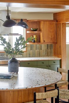 mid-century home kitchen renovation interior design Hype Beast Bedroom, Marble Trend, Modern Kitchen Remodel, Hype Beast, Mid Century Modern Kitchen, Mid Century Modern Interiors, Mid Century Kitchen, Kitchen Inspiration Design, Mid Century Modern House