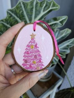 pretty in pink   💕 Approx 3" inch diameter 🎄 Hand painted pine wood slice sealed with satin varnish and hung on a matching ribbon 💖 Hand painted by Nikki B Flat Ornament Painting Ideas, Christmas Ornaments Painted On Wood, Painted Wood Christmas Ornaments Diy, Diy Painting Ornaments, Pink Ribbon Christmas Tree, Christmas Ornaments Painting Ideas, Pink Christmas Ornaments Diy, Wooden Painted Christmas Ornaments, Hand Painted Wood Slice Ornaments