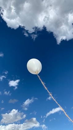 Blue sky and white balloon wallpaper Ballon In The Sky, Palloncino Che Vola In Cielo, White Balloons In The Sky, White Balloons Aesthetic, Balloon Aesthetic, Balloons Aesthetic, Balloon In The Sky, Balloons In The Sky, Balloon Wallpaper