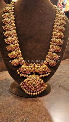 Gold Long Kemp Mango Haram Designs #GoldJewelleryHaram #GoldJewelleryLatest Kemp Jewellery Indian Bridal, Mango Haram Designs, Mango Mala Jewellery, Mango Haram, Mango Mala, Haram Designs, Mala Jewelry, Contemporary Glam