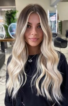 Blonde Hair W Dark Roots, Blended Roots Blonde Balayage, Trendy Blonde Hair 2023, Long Balayage Hair Blonde, Ombré Hair Blonde, Baliage Hair Blond, Creamy Blonde Balayage On Dark Hair, Blonde With Natural Roots, Blonde Root Smudge With Money Piece