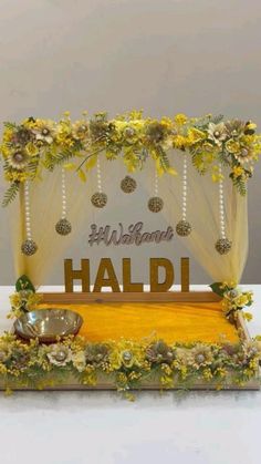 Haldi Ceremony Tray Decoration, Haldi Ceremony Thali Decoration, Tokri Decor Wedding, Pithi Decoration Thali, Haldi Bowl Decoration Ideas, Tokri Decor, Haldi Dish Decoration Ideas, Haldi Platter Ideas, Chab Decoration Ideas