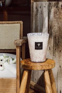 For many centuries, white pearls have been seen as symbols of purity and love. Sprinkled with light pink and white fragments, the White Pearls scented candle is inspired by the perfection of the pearl, also known as “tears of the gods.”