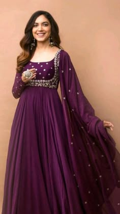 अनारकली सूट, भारतीय दुल्हन संबंधी, Orang India, Anarkali Designs, डिजाइनर कपड़े, Designer Anarkali Dresses, Anarkali Dress Pattern