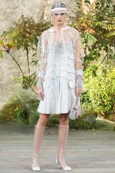 Chanel Spring 2018 Ready-to-Wear collection, runway looks, beauty, models, and reviews. Summer Fashion Dresses Casual, Modest Summer Fashion, Summer Fashion For Teens, 2017 Fashion Trends, Blue And White Dress