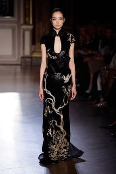 Kragen-Variation und Stickerei Dettaglio scollatura e ricamo Zuhair Murad Haute Couture, Outfit Essentials, Chinese Style Dress, China Fashion, Fancy Dresses, Dream Dress