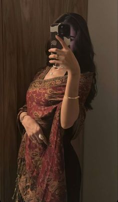 Pakistani Vintage Fashion, Arabic Girls Aesthetic, Indian Shawl Outfit, Desi Look Outfits, Kiran Aesthetic, Girly Asthetic Picture, Kuffieh Aesthetic, 90s Indian Fashion, Arab Clothes