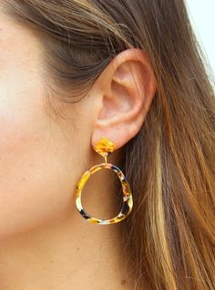 Beautiful tortoise shell hoop earrings with studs measuring approx 2". Giftbox included! Trendy Tortoiseshell Jewelry For Gifts, Trendy Tortoiseshell Jewelry Gift, Tortoiseshell Hoop Earrings For Gift, Acetate Jewelry, Tortoise Shell Jewelry, Hoop Earring Outfit, Shell Hoop Earrings, Hoop Jewelry, Earrings Acrylic