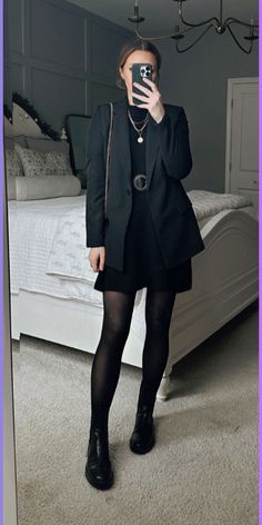 Casual Blazer Outfits Black, Black Office Wear Women, Black Blezars For Women Outfit, Black Blazer Styling Women, Professional All Black Outfit, Cool Formal Outfits For Women, Black Outfit Office Woman, Black Outfits Office, Business Black Outfit