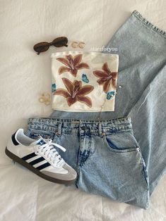 Soft Core Outfits Aesthetic, Outfit Inspo For Europe, Summer Style Outfits Women, Cute Trending Outfits, Cream Tshirt Outfit, Basic Outfits For School Summer, Visco Outfits, Asthetic Outifts Ideas, Converse Summer Outfit