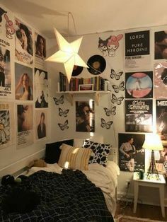 Cool Wall Prints Bedroom, Room Decor Inspo Wall, Dekorasi Kamar Tidur, Cozy Room Decor, Pretty Room, Dreamy Room, Teen Bedroom Decor, Room Makeover Bedroom