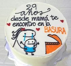 a birthday cake with an image of a woman and a man on the side that says, desde manne te encontro en la basura