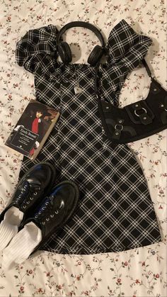 Coqqette Girl Outfit, Classic French Outfits Parisian Style, Casual Pretty Dresses, Downtown Outfits Dress, Aesthetic Downtown Outfits, Coquette Downtown Outfit, Dowtown Girl Outfits Aesthetic, Downtown Girl Christmas Outfits, Formal Coquette Outfit