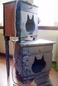 an old fashioned stove with a cat head on it's front and back doors