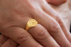 Solid Gold, Custom Signet Ring, Personalized Gold Ring, Hexagon Ring, Old English, University Ring, 10K Ring, Class Ring, Mothers Day Gift ---● P R O D U C T - D E S C R I P T I O N ●--- MATERIAL -Gold -The back of the ring is solid -9k, 10k, 14k, 18k stamping is available on the inside of the ring. -RING FACE 12mm (0,47inch) -All the products you order will be prepared conscientiously and shipped to you. PRODUCT DETAILS -I can engrave your family crest, your college logo, or any other image or Personalized Gold Rings, University Rings, School Rings, Family Crest Rings, Custom Signet Ring, Graduation Rings, Letter Ring, Etsy Gold Ring, Old English