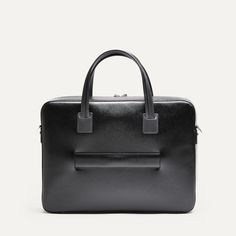 Ce briefcase Paolo propose un design très épuré. Aucune poche extérieure ne vient perturber le volume du sac en dehors de notre poche signature sur l’avant : une poche zippée permettant de venir y glisser son passeport. Un sac très compact qui vous surprendra par ses capacités de rangement ! Côté matière, ce sac est réalisé dans notre cuir Saffiano, un cuir pleine fleur de grande qualité, à l’aspect légèrement satiné et qui ne s’altèrera pas avec le temps. Les fermetures à glissières sont réalisées par YKK, un des plus grand spécialistes au monde, et nos mousquetons réalisés en laiton pour garantir une résistance maximale. Le porte-documents Paolo est proposé avec sa sangle en cuir pour un porté épaule, et vous sera livré dans un pochon de protection. Compact Bag, Leather Laptop Bag, Leather Laptop, Leather Briefcase, Clean Design, Vegetable Tanned Leather, Full Grain Leather, You Bag, Laptop Bag