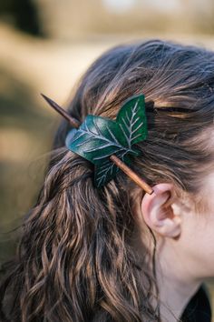 Ranger Cloak, Leaf Cloak, Witchy Closet, Fairy Birthday Theme, Leatherworking Ideas, Hair Ideas For School, Fairy Birthday Themes, Ren Faire Costumes, Hair Accessories Green