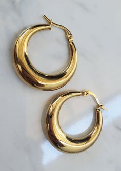 Arracada Arco Tamaño Grande Material : acero inoxidable y baño de oro Tamaño: 4cm Modern Stainless Steel Hoop Earrings In Yellow Gold, Gold-tone Polished Metal Hoop Earrings, Small Hoop Earrings In Yellow Gold Stainless Steel, Small Yellow Gold Hoop Earrings In Stainless Steel, Small Yellow Gold Stainless Steel Hoop Earrings, Yellow Gold Stainless Steel Hoop Earrings, Big Gold Earrings, Pulseras Kandi, Jewelry Accessories Ideas