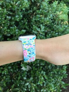 Add some prep to your arm with these printed Watch Bands! A favorite for sports and everyday wear. FEATURES: Strap material: Smooth Silicone. Width: 2.1cm/ 0.8" Wrist size circumference: Comes in 4 different sizes. Adjustable to 7 different sizes. - 38/40/41mm S/M fits wrists 125mm- 170mm (4.9"-6.7") - 38/40/41mm M/L fits wrists 130mm- 190mm (5.1"-7.5") - 42/44/45mm S/M fits wrists 125mm- 175mm (4.9"-6.9") - 42/44/45mm M/L fits wrists 130mm- 200mm (5.1"-7.9") Additional features: Water resistant Womens Apple Watch, Apple Watch Hacks, Cute Apple Watch Bands, Preppy School Supplies, Apple Watch Features, Summer Watch, Preppy Accessories, Clay Keychain, Lilly Inspired