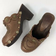 Isabella Fiore Women's 6 Brown Leather Studded Clogs Slip On Mules Made In Italy Heel height: 3" Small chips/dents on wooden heels, see pictures. Y2k Elements, Boho Chic Shoes, Mules Outfit, Heeled Clogs, Vintage Clogs, Studded Clogs, Random Clothing, My Shoe Collection, Wooden Heels