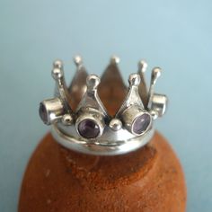 This unique crown shaped silver ring has four amethyst inlays. Its original design is an example of creativity of indian jeweleres. Amethyst is a symbol of wisdom and peace. Measures: US: 9.25 OL:60 N: 20 Inside diameter: 19.25 mm Weight: 9.39 grams Shipping: Certified Post Office Mail with track number Thanks for your visit! Amethyst Crown, February Birthstone Jewelry, Indian Rings, Carnelian Ring, Labradorite Bracelet, Ruby Engagement Ring, Crown Ring, Bohemian Rings, Enamel Ring