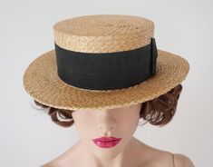 "Can't tell who made the hat.The label is half gone. Size 56 16x19,8 cm - 6,29x7,79\" The hat has wear on the inside(see pictures) The brimis slighty bent (not to see by wearing) Very good vintage condition" Vintage Fedora With Flat Crown, Retro Hat With Adjustable Flat Crown, Vintage Black Straw Hat With Flat Brim, Retro Adjustable Brimmed Boater Hat, Vintage Adjustable Hat Bands For Kentucky Derby, Adjustable Brimmed Retro Boater Hat, Vintage Adjustable Boater Hat With Flat Crown, Retro Adjustable Brimmed Hat Bands, Vintage Flat Cap Hats For Summer