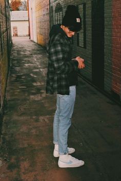 Flannel And Sweatshirt Outfit Guys, Flannel Over Sweatshirt Men, Flannel Layering Outfits Men, Flannel Mens Outfits, Black And White Flannel Outfit Men, Flannel Fashion Men, Hoodie With Flannel Outfit Men, Oversized Flannel Outfits Men, Nike Blazers Outfit Ideas Men