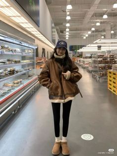 Korean Rainy Day Outfit, Korea Fashion Winter, Ugg Outfit Ideas, Uggs Tasman, Amsterdam Outfit, Uggs Outfits