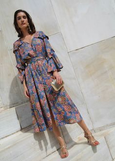 O vestido ideal para os seus eventos nesta primavera! Silvia é um vestido midi de viscose com estampa floral, muito movimento e fluidez. Vem com um cinto/laço com o qual você pode combinar com seus looks: pode usar amarrado, para marcar a cintura, ou solto se quiser ficar mais confortável. Silvia também está disponível em uma estampa rosa. O vestido Silvia é desenhado com amor pela AIBON e feito em oficinas em Madrid. Belt Bow, Wedding Night, Dress Pant, Casual Coat, Pink Print, Guest Dresses, Blue Dress, Set Dress, Off Shoulder Dress