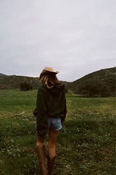 Devyn Core Aesthetic, Modern Cowgirl Aesthetic, Outdoor Photoshoot Outfits, Montana Vacation Outfits, Country Mom Aesthetic, Out West Aesthetic, Megancore Aesthetic, Adventurecore Aesthetic Outfit, Soft Country Aesthetic