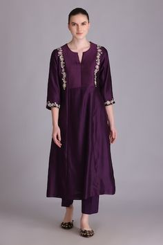 Purple kurta with placed thread embroidered front, back yoke and sleeves. Paired with a plain straight pant with and lavender Banarasi silk dupatta with tassels on hem. - Aza Fashions Flower Pants, Kurta With Pants, Silk Dupatta, Pants Pattern, Pant Set, Embroidered Silk, Straight Pants, Set For Women, Embroidered Flowers