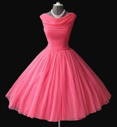 . Coral Homecoming Dresses, Vintage 1950s Dresses, Formal Dresses Short, Dress Chiffon, Retro Mode, Vestidos Vintage, Chiffon Prom Dress, 1950s Dress, Prom Dresses Short