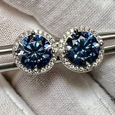 Certified 4TCW Fancy Royal Blue Round Brilliant Cut Moissanite Halo Studs 🎈New for 2024! LOVE these!! 2 x 2CT each ear (10.3mm x 10.3mm) 925 Sterling Silver/White Rhodium - platinum Blue Wedding Earrings, Blue Earrings Wedding, Blue Moissanite, Something Blue Wedding, Something Blue, Blue Wedding, Bride Gifts, Wedding Earrings, Jewelry Earrings Studs