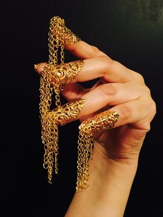 Chain claw rings, nail guards,nail tips,finger tips or nail rings, made of a vintage style filigree metal in gold color (not real gold), adjustable, set of 5 pcs. This rings are adorned with gold chain dangling tassels, the rings are made of a very light alloy material To adjust just squeeze gently until you make it your size or until is comfortable for you to wear. Arrow Nails, Finger Armor, Metal Claws, Claw Rings, Long Fingers, Nail Rings, Nail Guards, Claw Gloves, Double Rings