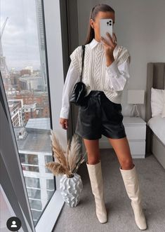 Winter Shorts Outfits, Shorts Outfit Ideas, Sweater Vest Outfit, Cold Outfits, Chic Sweaters