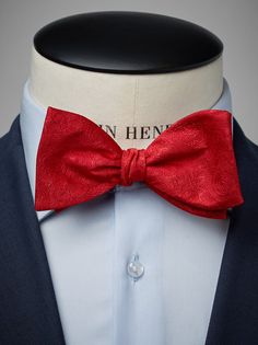 Formal bow ties – Formal bow tie made in Italy.
Either you buy a formal bow tie in the same color as your blazer, but perhaps in a shifting nuance. Thus, a tone-to-tone combination. Which is very neat. Or you go for a formal pre-tied bow tie in a contrasting, but soft, color that goes well with your suit. A formal bow ties in a darker nuance, have always been seen as more formal. Because of this, formal bow ties are ideal for weddings and dinners receptions but are also perfect with a suit at wo Red Bow Tie Outfit, Bow Tie Outfits Men, Tie Outfits Men, Burgundy Bow Tie, Red Bow Tie, Pre Tied Bow Tie, Outfits Men, Red Pattern, Red Bow