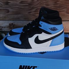 Jordan 1 High Retro Unc Brand New Og Everything Comes With Blue Extra Laces Size 10 Womens Blue Nike Shoes Women, Blue Nikes Shoes, Blue Jordans 1, Blue Nike Jordans, Nike Jordan High Tops, Jordans For Women, Jordans Blue, Nike Jordan Air 1, Blue Nike Shoes